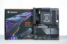 Caja y placa base Gigabyte B850 AORUS ELITE X3D fotografiadas juntas sobre fondo blanco