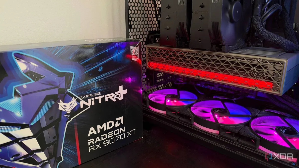 Tarjeta gráfica Radeon RX 9070 XT instalada en un PC junto a su caja