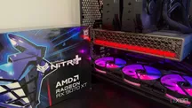 Tarjeta gráfica Radeon RX 9070 XT instalada en un PC junto a su caja