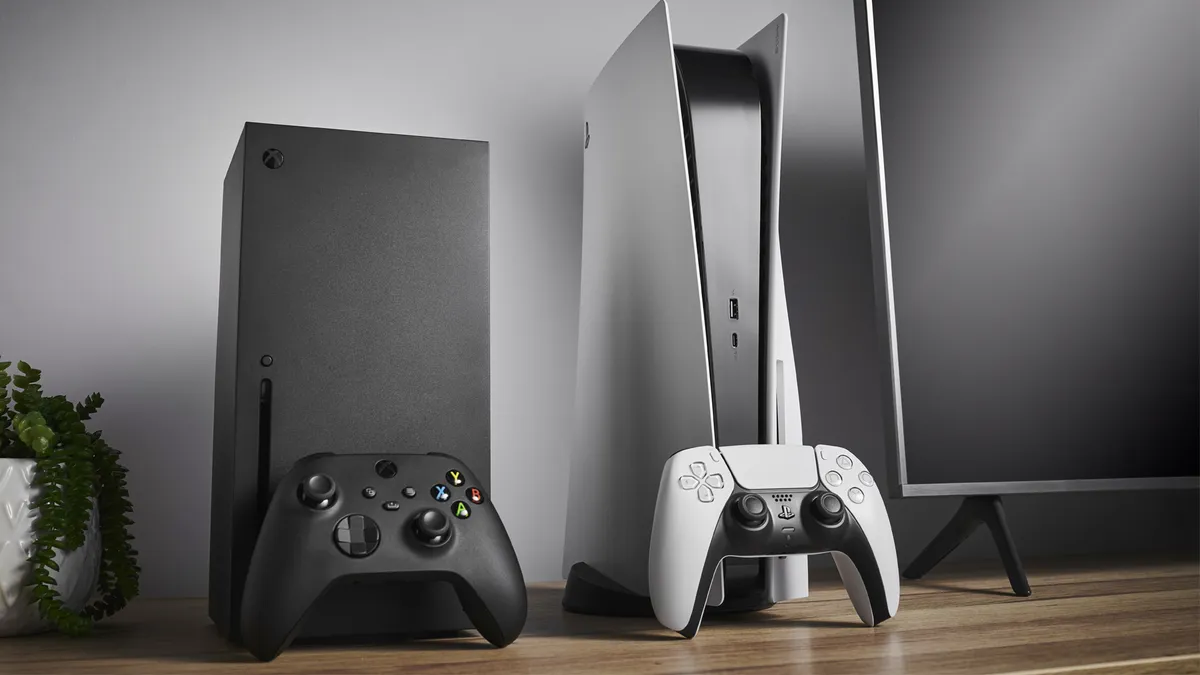 Una Xbox Series X y una PS5 colocadas una junto a otra sobre una mesa