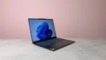 Lenovo Yoga Slim 7x Gen 11 abierto sobre una superficie clara