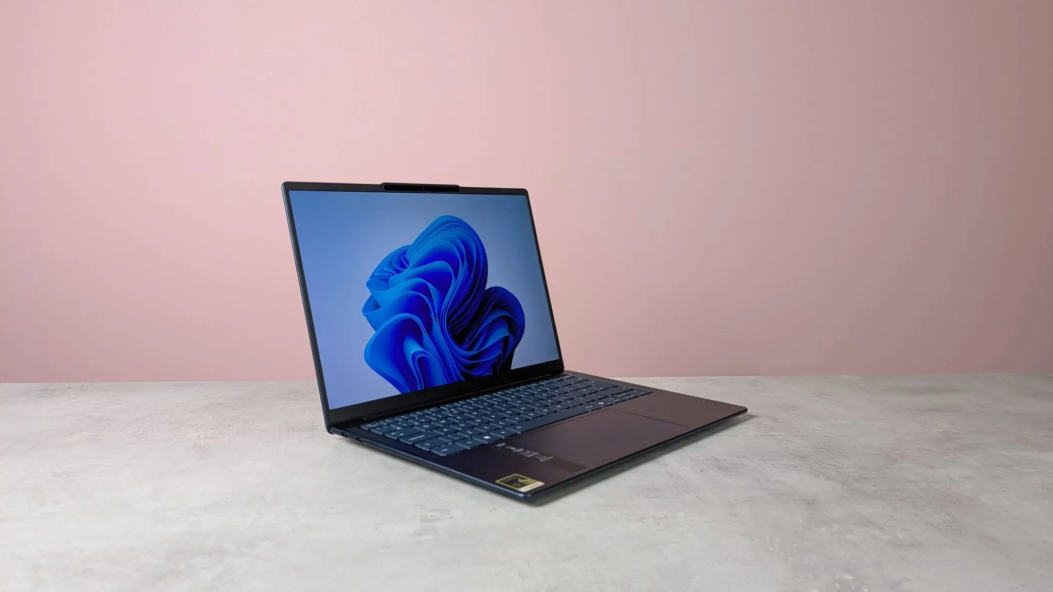 Lenovo Yoga Slim 7x Gen 11 abierto sobre una superficie clara