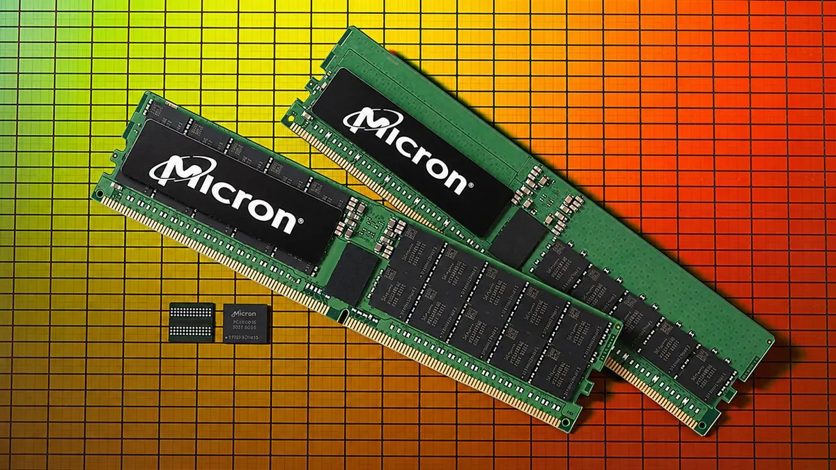 Dos módulos de memoria Micron con etiqueta negra sobre una cuadrícula amarilla y naranja, junto a dos chips de memoria de la misma marca