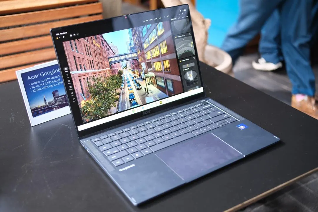 Portátil Googlebook de Acer abierto sobre un fondo claro
