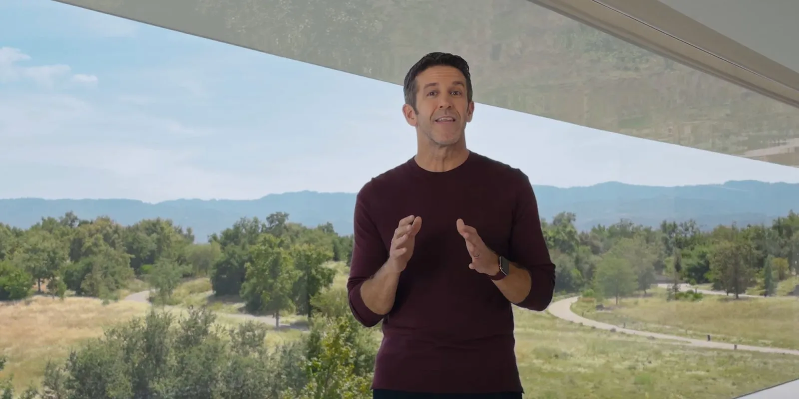 John Ternus durante una presentación en el Apple Park