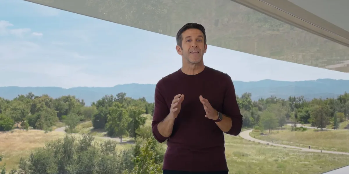 John Ternus durante una presentación en el Apple Park