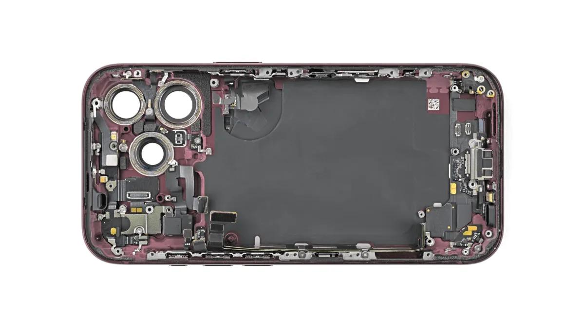 Vista del interior del iPhone 18 Pro tras retirar la tapa trasera, con la placa base y el sistema de refrigeración a la vista