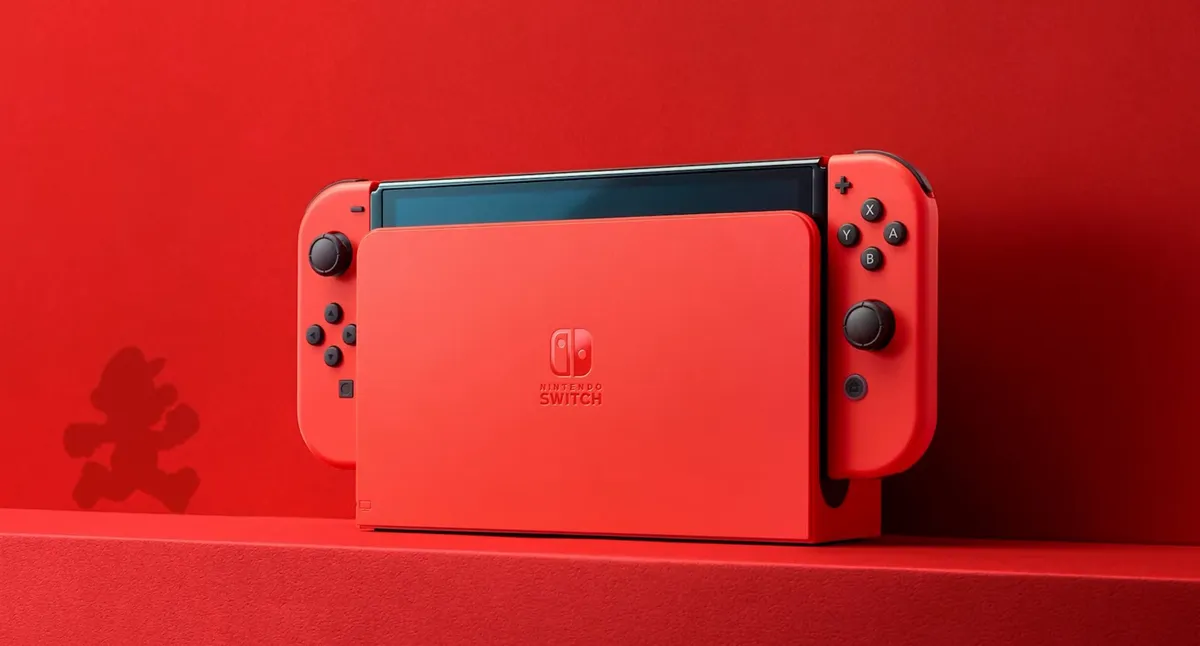 Consola Nintendo Switch roja con mandos Joy-Con sobre un fondo rojo