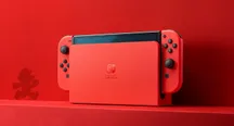 Consola Nintendo Switch roja con mandos Joy-Con sobre un fondo rojo