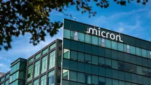 Sede de Micron en San José (California) con el logotipo corporativo en la fachada