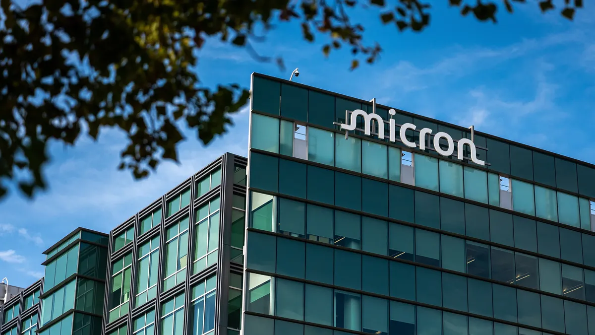 Sede de Micron en San José (California) con el logotipo corporativo en la fachada