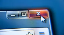 Cursor del ratón pulsando el icono de cerrar en la ventana de una aplicación