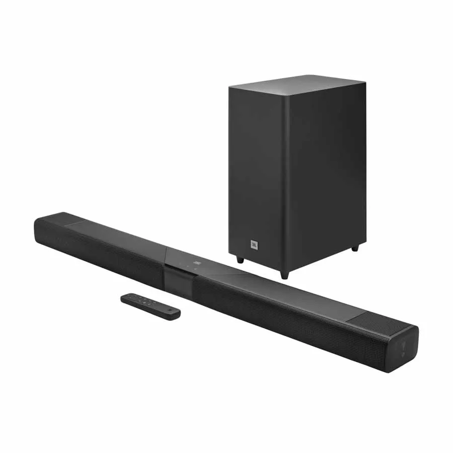 Barra de sonido JBL Cinema SB MK2 de color negro junto a su subwoofer inalámbrico y el mando a distancia