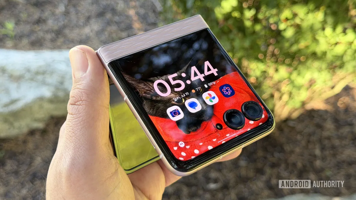 Motorola Razr 2026 plegado y sostenido con una mano