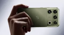 Mano sosteniendo el smartphone Motorola Signature 27