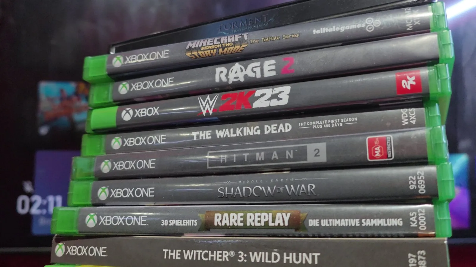 Pila de discos de Xbox junto a una consola de la marca