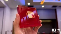 Mano sosteniendo una placa con el logotipo Snapdragon Sound Elite Gen 2