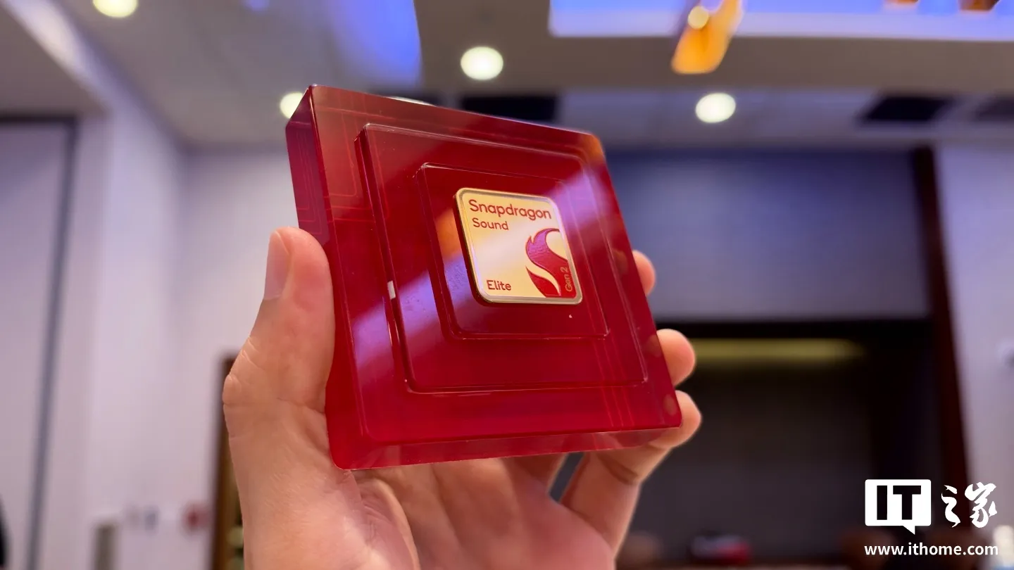 Mano sosteniendo una placa con el logotipo Snapdragon Sound Elite Gen 2