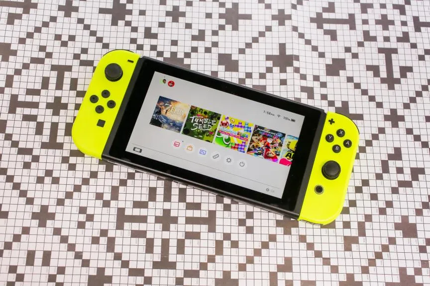 Consola Nintendo Switch original sobre una superficie clara