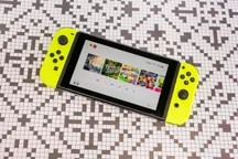 Consola Nintendo Switch original sobre una superficie clara