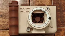 Parte trasera de la cámara CAIM1 con la montura metálica y el ventilador Noctua visible en su interior