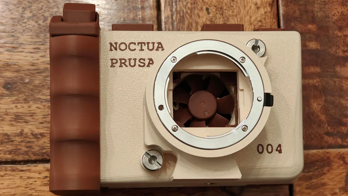 Parte trasera de la cámara CAIM1 con la montura metálica y el ventilador Noctua visible en su interior