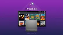 Logotipo de EmuDeck sobre la biblioteca de juegos retro de Steam, con una Steam Machine en primer plano