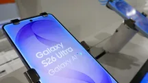 Un Galaxy S26 Ultra expuesto a la venta en una tienda, con la pantalla encendida