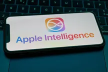 iPhone con el logotipo de Apple Intelligence en pantalla