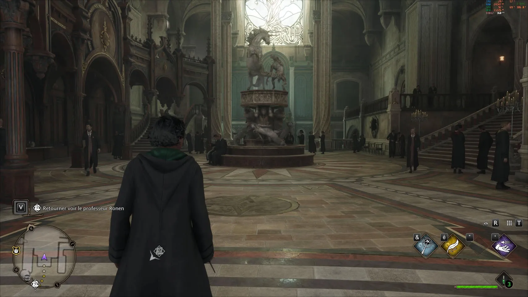 Partida de Hogwarts Legacy con el monitor de rendimiento mostrando consumo y FPS en pantalla