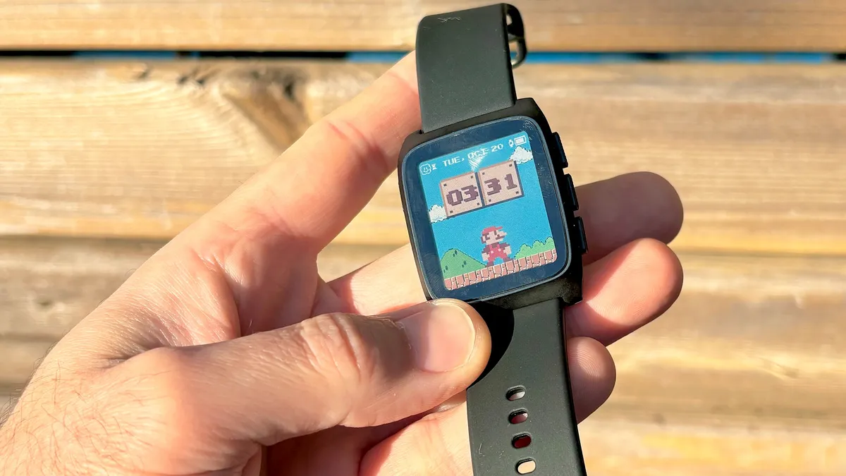 Primer plano del Pebble Time 2, un reloj rectangular con pantalla de tinta electrónica y caja metálica