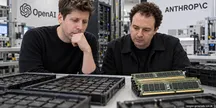 Ilustración de chips de memoria con los logotipos de OpenAI y Anthropic enfrentados por el suministro de RAM