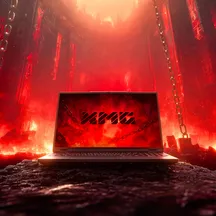 Portátil XMG APEX 16 abierto sobre una superficie oscura