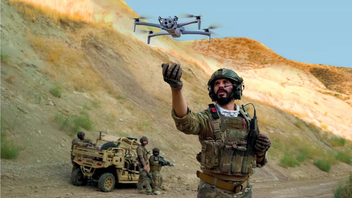 Soldado lanza un dron durante un ejercicio de entrenamiento
