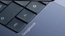 Esquina de un teclado de portátil con el logotipo Googlebook y un icono G en una de las teclas