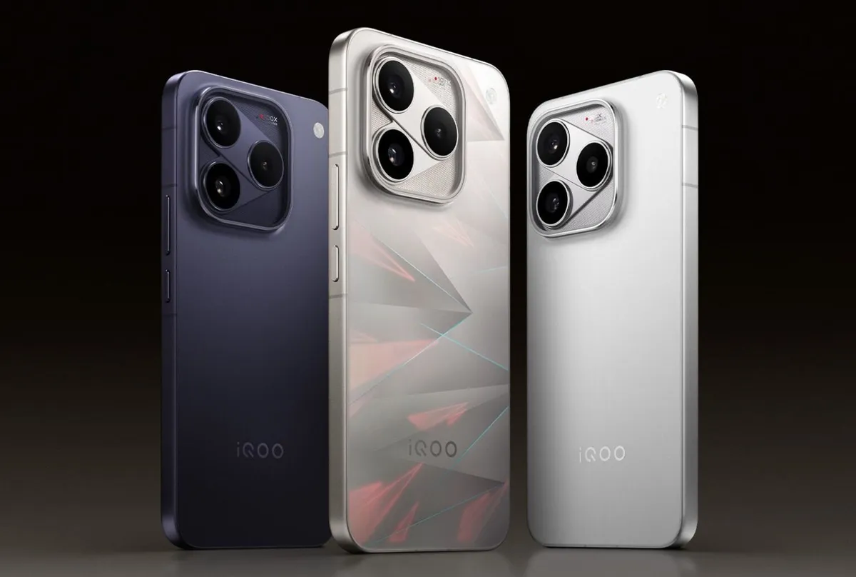 Three iQOO 16 units seen from the back, in blue, beige with a geometric pattern and silver