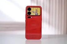 Xiaomi 18 Pro en rojo, visto por la trasera con su pantalla secundaria sobre el módulo de cámaras Leica