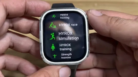 Reloj inteligente Amazfit BIP Max mostrado junto al logotipo de la competición HYROX