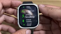 Reloj inteligente Amazfit BIP Max mostrado junto al logotipo de la competición HYROX