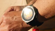 Reloj deportivo Amazfit T-Rex Dual Solar con pantalla AMOLED sobre fondo oscuro