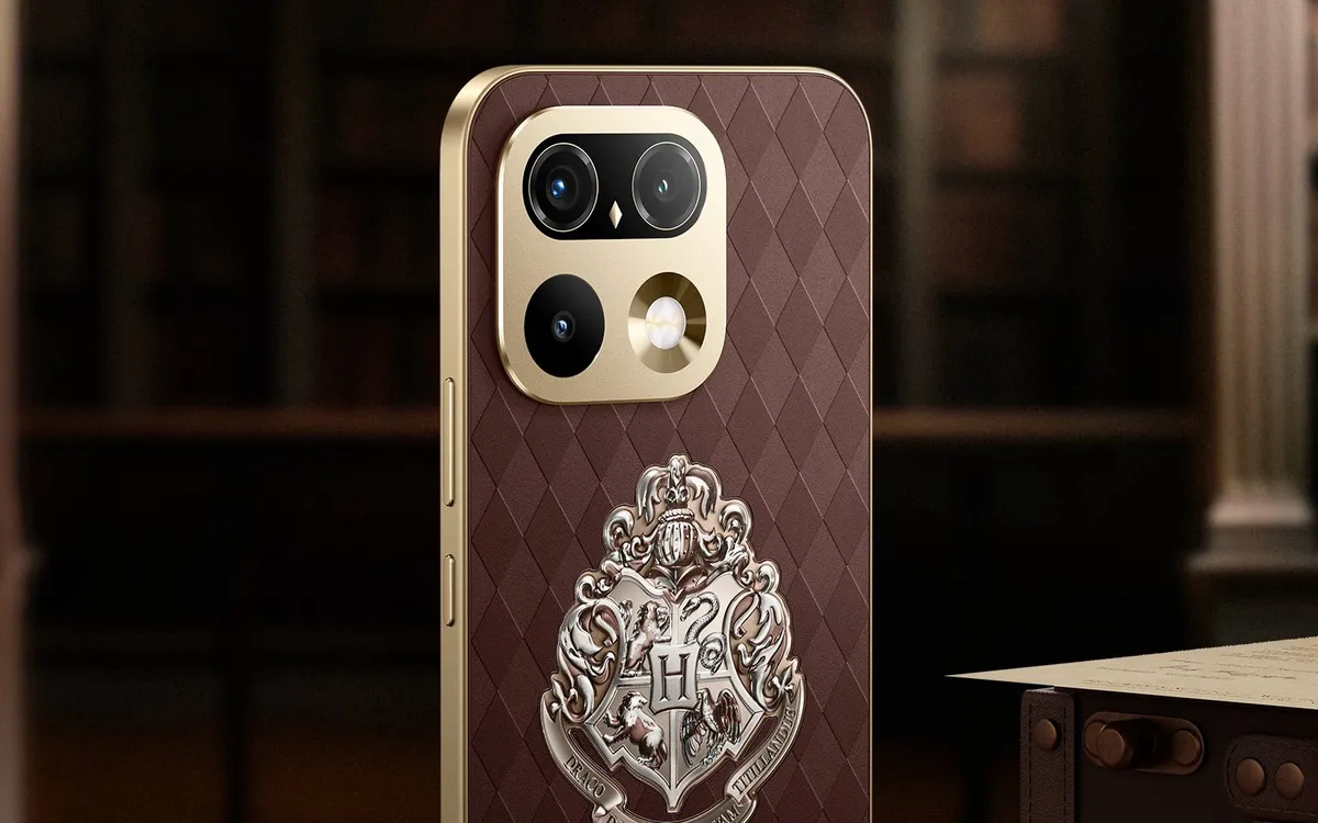 Vista trasera de la Realme 16 Pro 5G Harry Potter Edition con el patrón de rombos y el escudo de Hogwarts, rodeada de estanterías