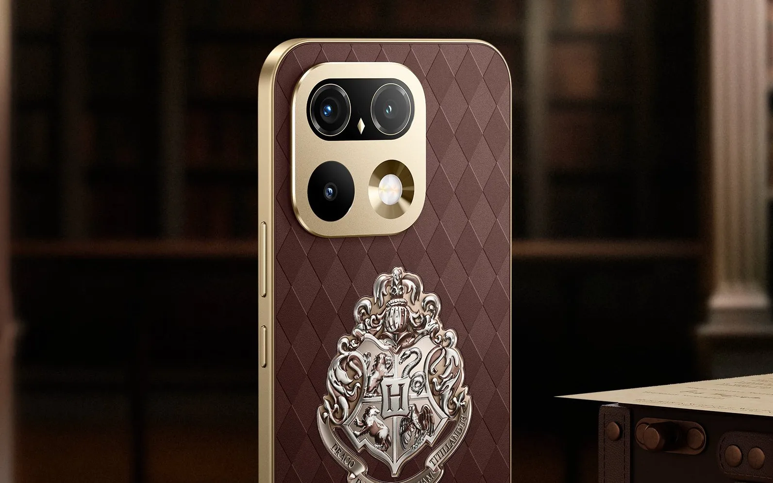 Vista trasera de la Realme 16 Pro 5G Harry Potter Edition con el patrón de rombos y el escudo de Hogwarts, rodeada de estanterías