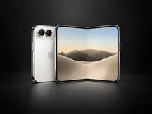 Dos unidades del iPhone Duo: una plegada que deja ver la cámara trasera y el logotipo de Apple, y otra desplegada con una imagen de dunas en pantalla