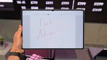 Persona sosteniendo una tableta Samsung en horizontal mientras escribe «Tech Advisor» con el S Pen sobre la pantalla