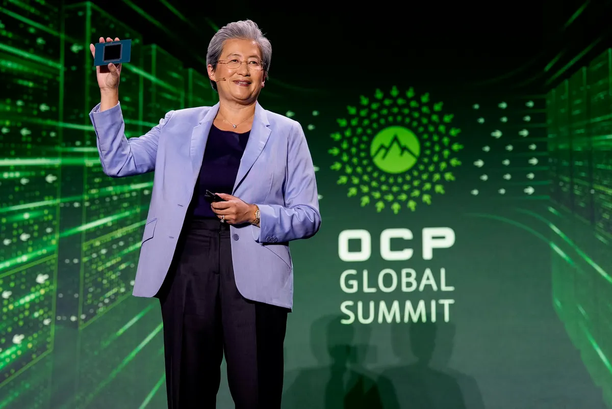 Lisa Su mostrando un procesador EPYC en la mano durante su keynote del OCP Global Summit 2026
