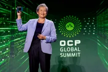 Lisa Su mostrando un procesador EPYC en la mano durante su keynote del OCP Global Summit 2026
