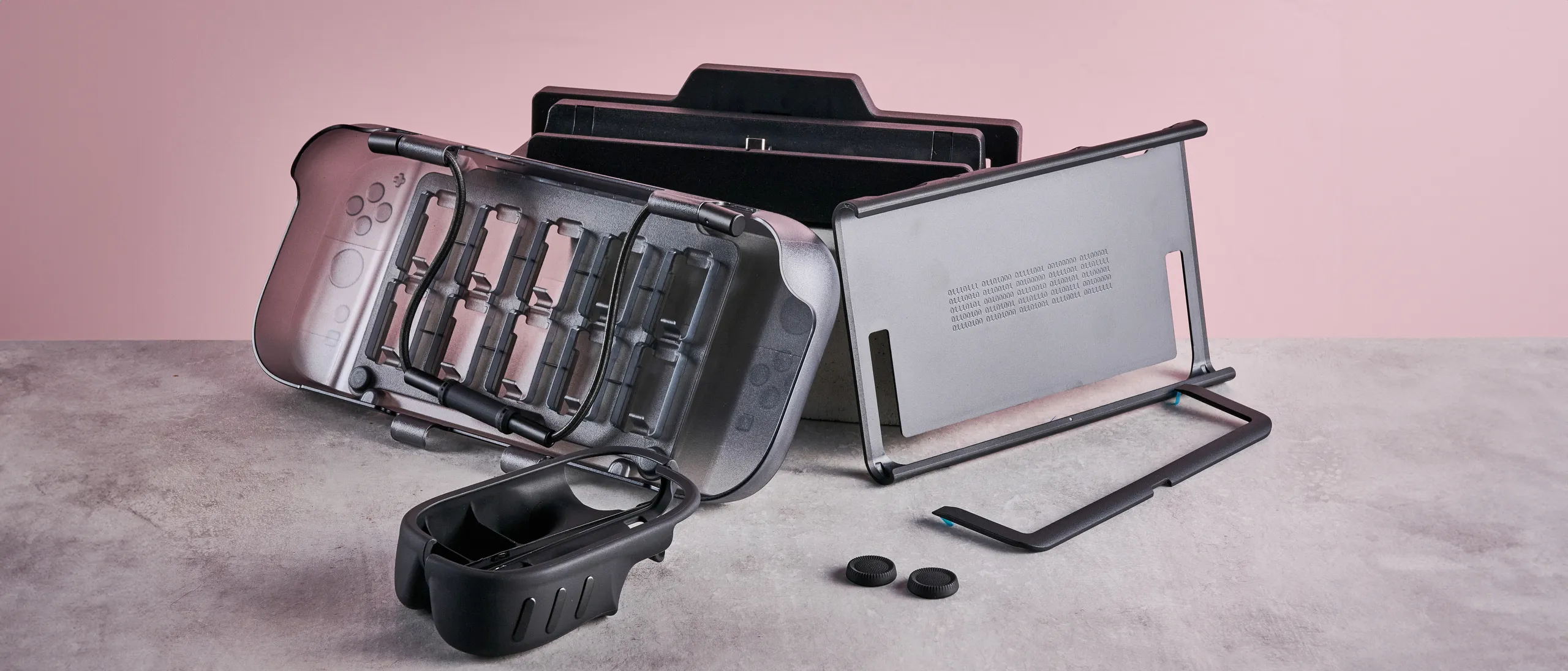 Funda protectora Dbrand Killswitch para Nintendo Switch 2 sobre una mesa, junto a su funda de transporte