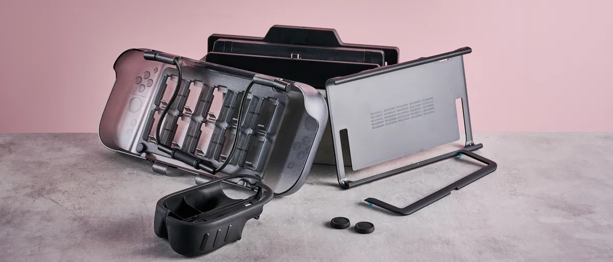 Funda protectora Dbrand Killswitch para Nintendo Switch 2 sobre una mesa, junto a su funda de transporte