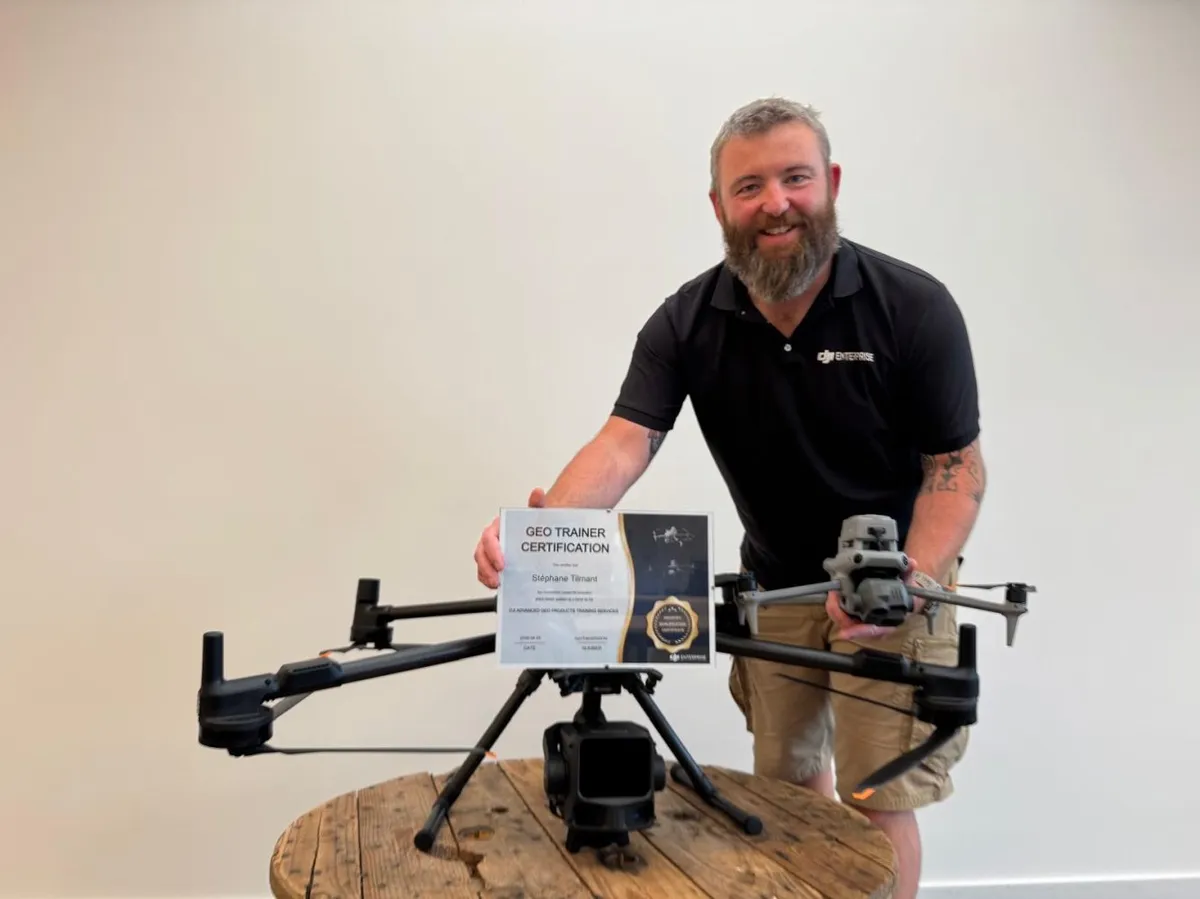 Stéphane Tilmant, formador certificado de DJI, junto a un Matrice 400 y un Matrice 4E