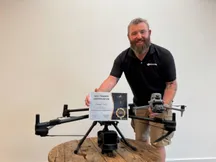 Stéphane Tilmant, formador certificado de DJI, junto a un Matrice 400 y un Matrice 4E